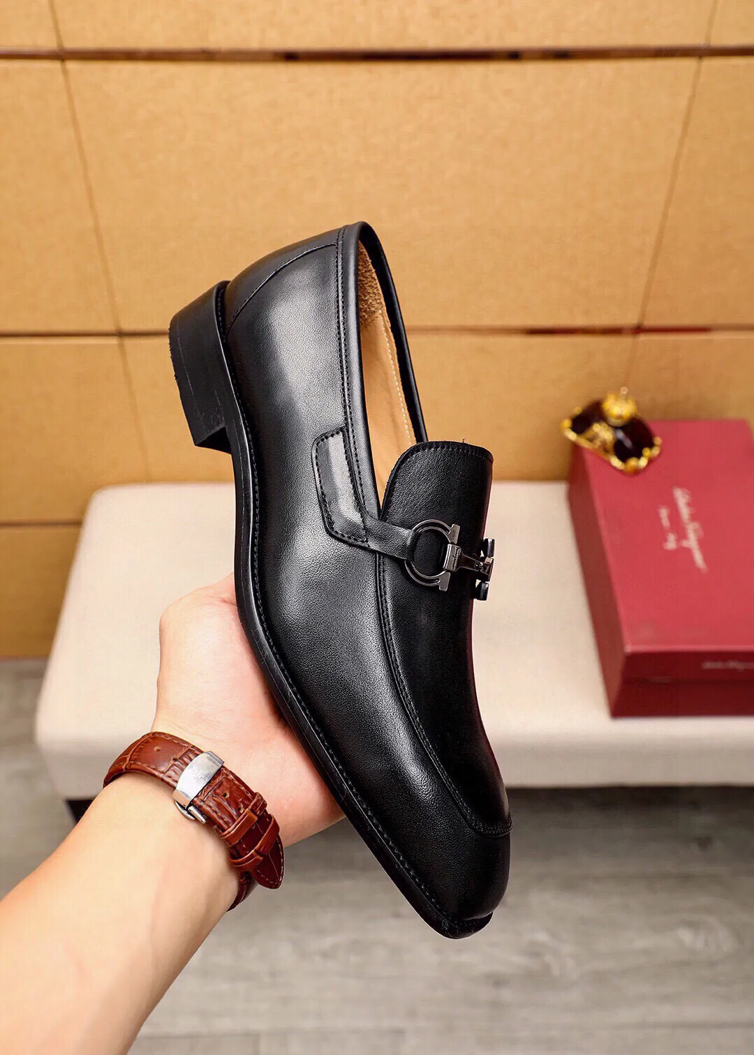 Men's shoes 💰460 💐 Product trademark: Ferragamo "Ferragamo" casual leather shoes Regular size: 38-44 (45🉑️customized) Product materials: Selected imported first-layer calfskin upper + luxury hardware buckle, imported water-dyed cow leather lining. Strong three-dimensional visual effect, original outsole color: 1⃣️color optional
